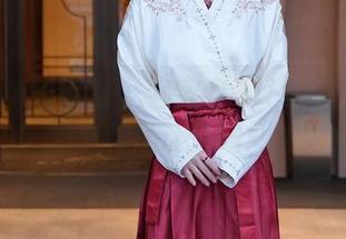 Xiuren秀人网 – 容容容Alice女王的魔力：免费作品让你瞬间沦陷！