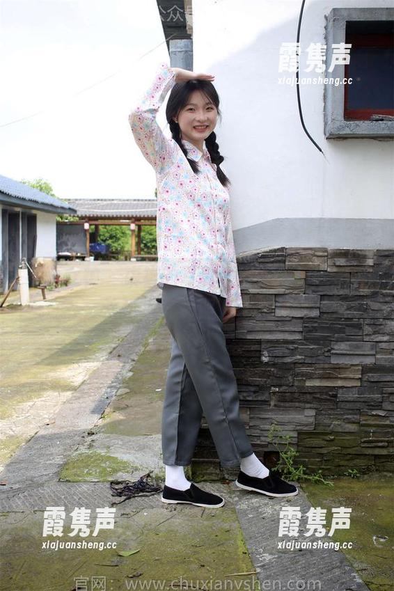 初夏女神 - 柒柒的写真原图：出门瞎逛，这也太光彩照人了吧！