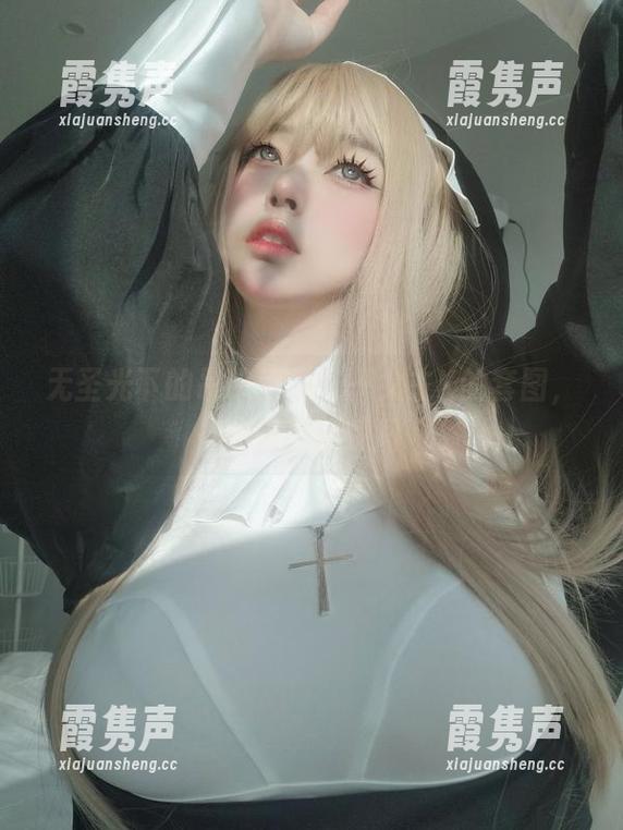 无圣光下的吊带幻想——女主K的套图，捕捉轻盈瞬间
