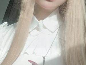 红裙故事：女主K的cos分享让人瞬间入戏！