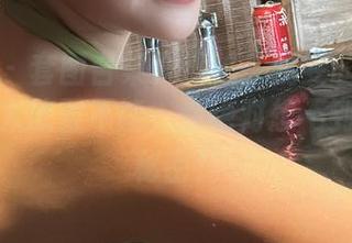 微密圈 – 套图合集大揭秘!奶雯的红色漏背裙让人欲罢不能,你绝对想不到的背后秘密!
