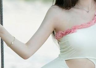 尤果网 – 美图来了，张栩菲的纯白穿搭让你瞬间心动不已，更新！更新！