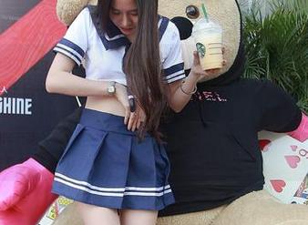 异思趣向 – 当粉色短裙遇上肉丝，佳桢的这组写真让人想高歌一曲：这才是青春的味道！
