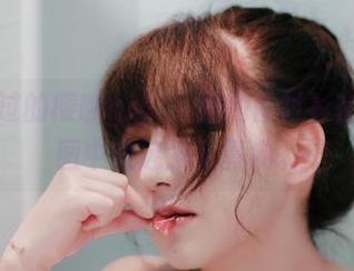 一掠而过的樱晚gigi：她的白衬衫在高清美图中竟迷蒙又真实。