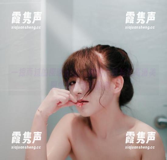 一掠而过的樱晚gigi：她的白衬衫在高清美图中竟迷蒙又真实。