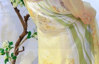 绮梦摄影 – 更新！章章女神的套图，新的色彩与姿态，引发无尽联想。