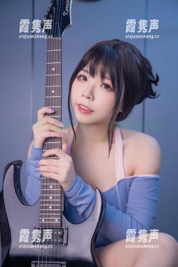 自闭颜球球最新写真：在林中精灵的温柔怀抱中勾魂！