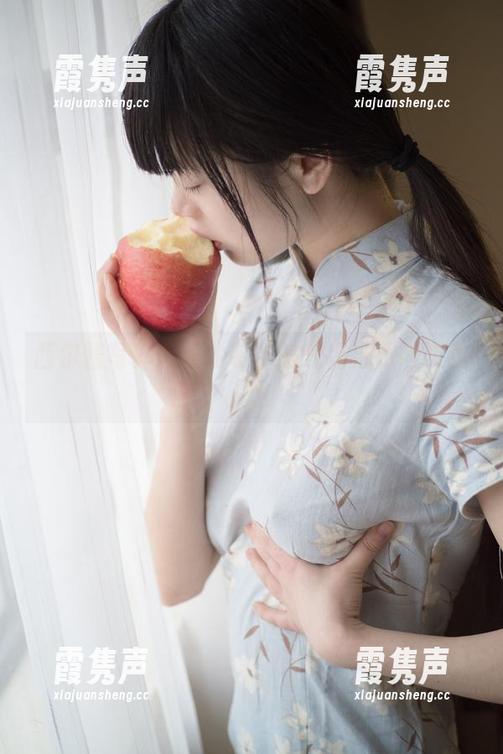 西尔酱 西尔酱写真:职业装中的气场与微妙吸引力