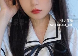 短裙+迷之呆梨=我的壁纸时刻，谁能拒绝这种组合？