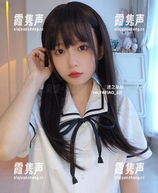 短裙+迷之呆梨=我的壁纸时刻，谁能拒绝这种组合？