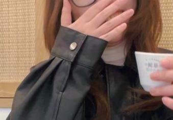 看着闪月半的校服写真,瞬间想起那些年追逐的日子…心情复杂。