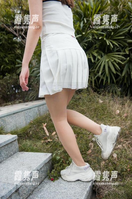 魔镜街拍 - 萌宝儿携最新图包：那条包臀裙和哈哈镜，一起开启商业广场的幽默体验