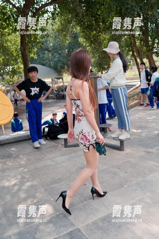 魔镜街拍：在苏梅岛流连忘返，私房图包里那些Autumn包臀裙的秘密。