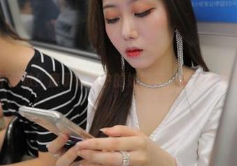 私拍美图不停歇！魔镜街拍中的姐妹花，看的我都有点脸红！
