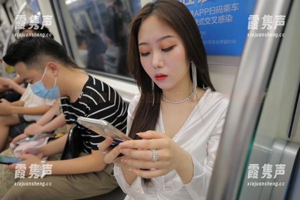 私拍美图不停歇！魔镜街拍中的姐妹花，看的我都有点脸红！