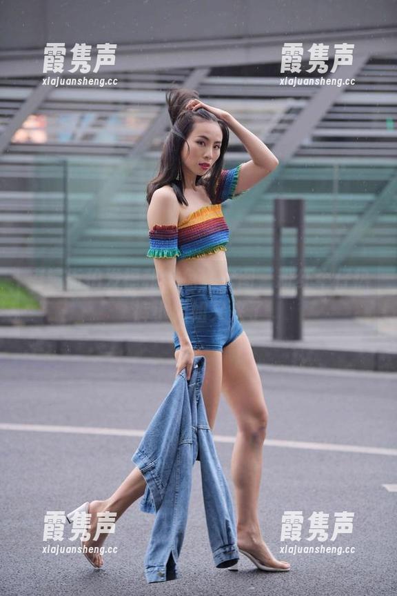 魔镜街拍发福利！免费套图，粉红牛仔热裤小姐姐又来了